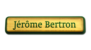 Badges personnalisés Prestige - Bord vert avec fond en or poli | www.namebadgesinternational.fr